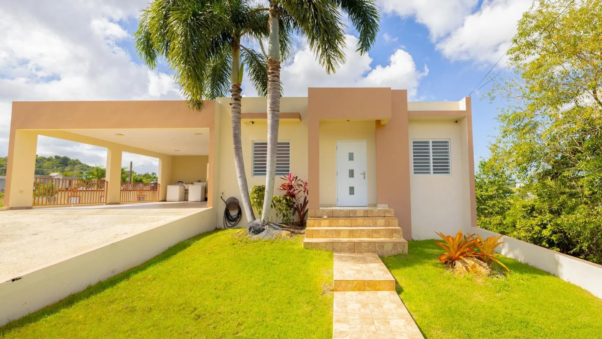 اتصالات Arenales Vacational House 